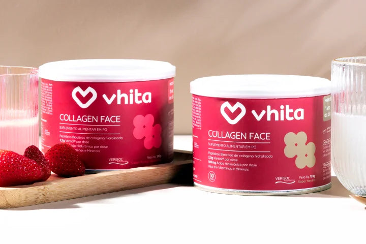 Potes de Collagen Face Vhita sobre a mesa com copos e morangos