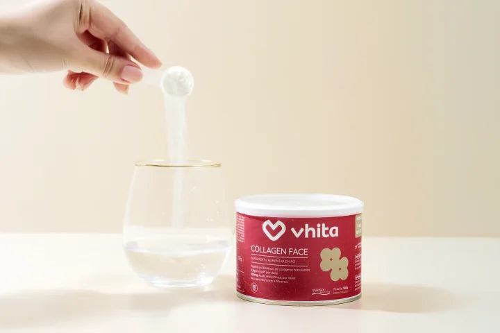 Colocando uma dose de Collagen Face Vhita sabor neutro em um copo de água.