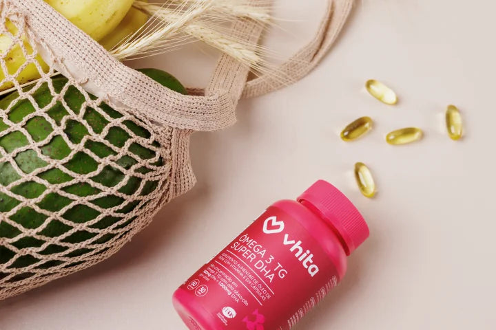 Pote de Ômega 3 Super DHA sob a mesa