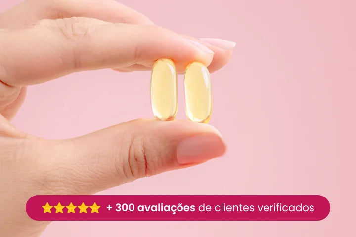 Mão segurando duas cápsulas de ômega 3 Super DHA com + de 300 avaliações de clientes verificados