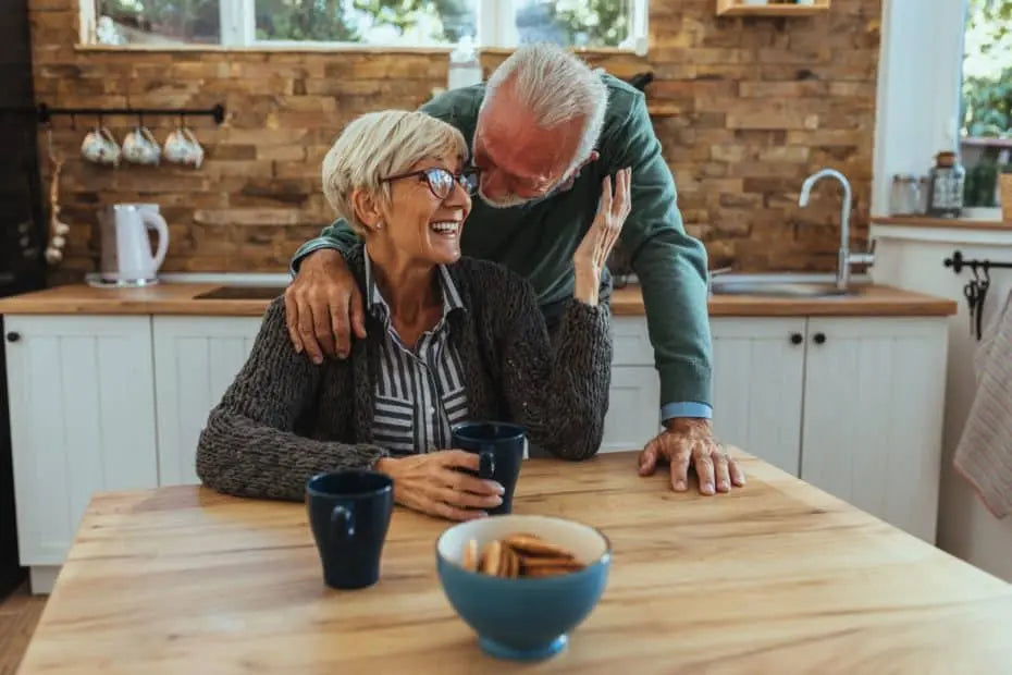dois idosos sorrindo