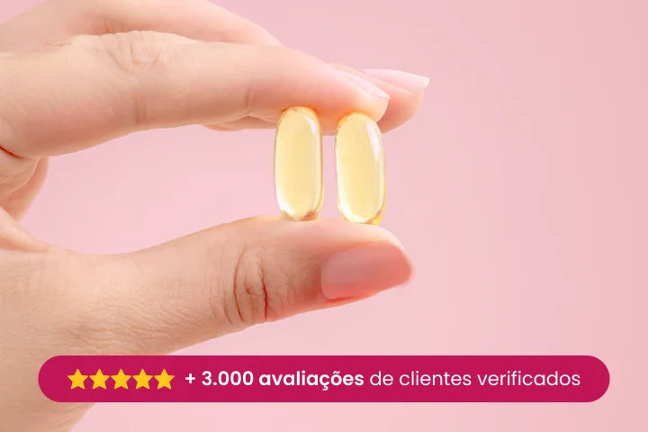 Mão segurando 2 cápsulas de ômega 3 TG Vhita com mais de 3000 avaliações de clientes verificados